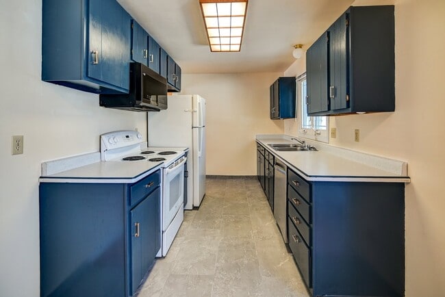 Building Photo - 12 Brompton Cir