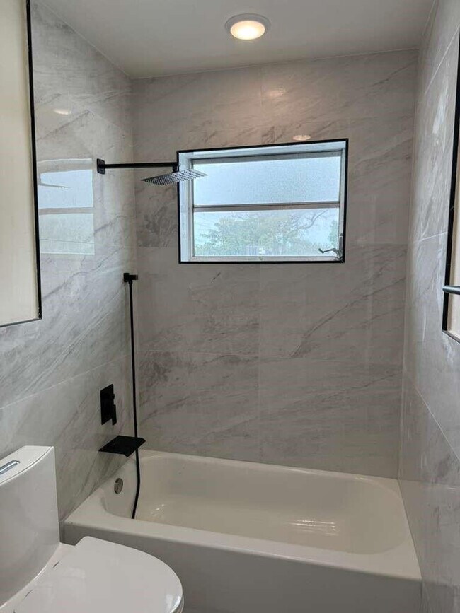 Building Photo - 101 SE 9th St