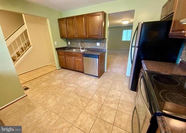 Building Photo - 1010 Commanders Way N