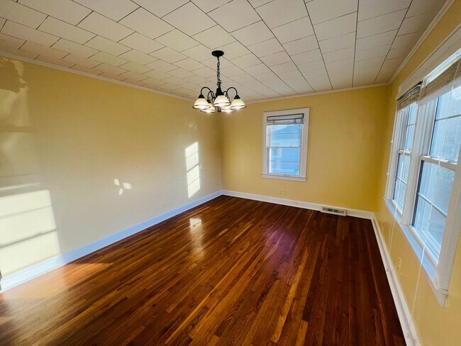 Building Photo - 2 bed with Large Garage