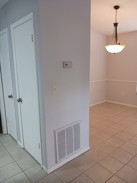 Hallway to kitchen - 4004 Nestle Oaks Pl