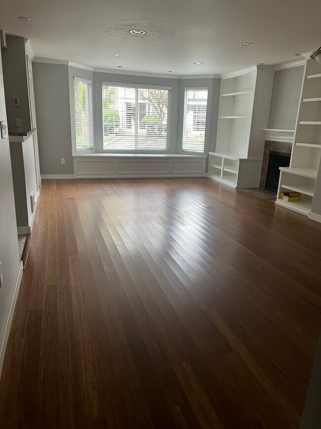 Living room without furniture - 10009 NE 120th Ln