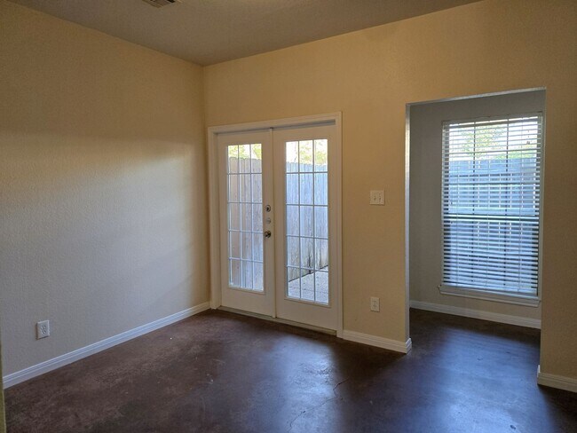 Building Photo - 3/2 Fourplex in Castle Heights