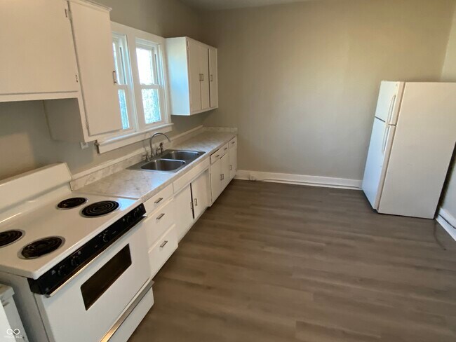 Building Photo - 510 W 5th St