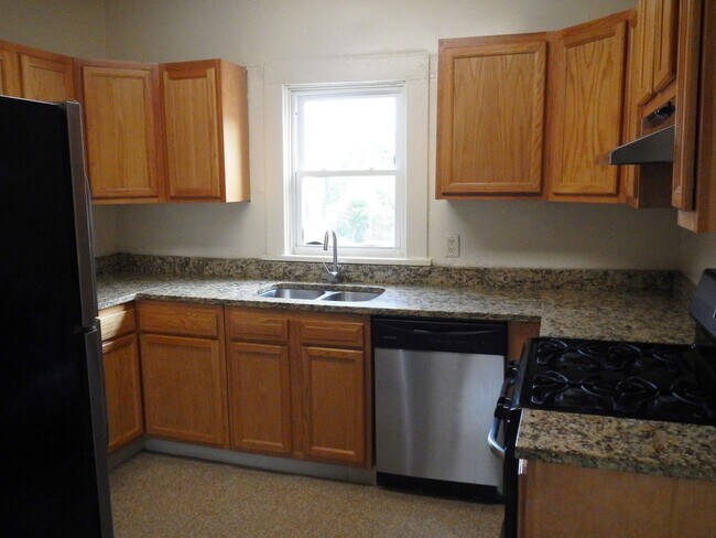 Building Photo - AVAILABLE 6/1/26 - House for Rent Near Sho...