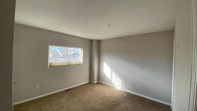Building Photo - 2 Bedroom 2 1/2 Bathroom Brighton Condo