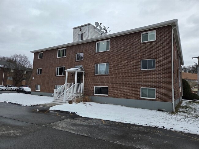 Building Photo - 586 Boston Post Rd E