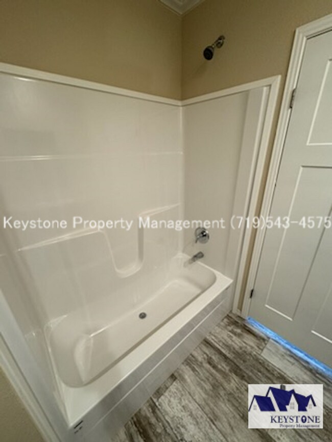 Building Photo - Upscale, Modern 4 Bedroom/2 Bathroom/2 Car...