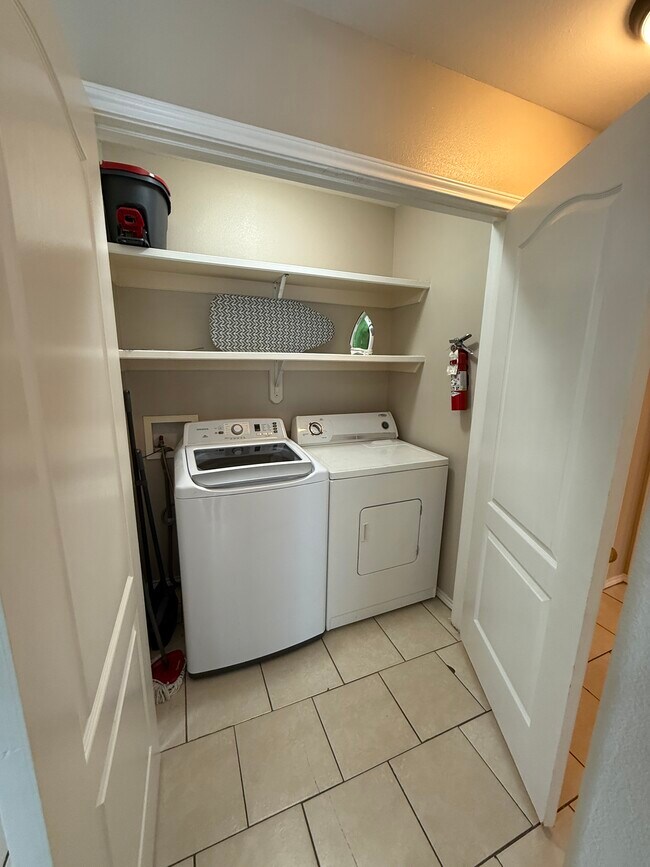 Unit D: Laundry - 302 W Amy Dr