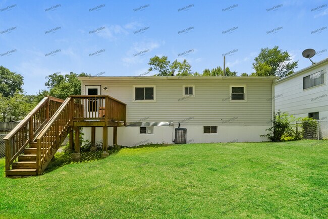 Building Photo - 205 Flora Dr