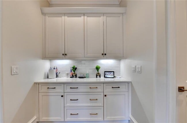 Building Photo - 120 Grand Cres