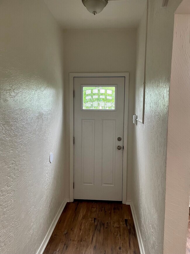 Building Photo - 638 Middle Ave