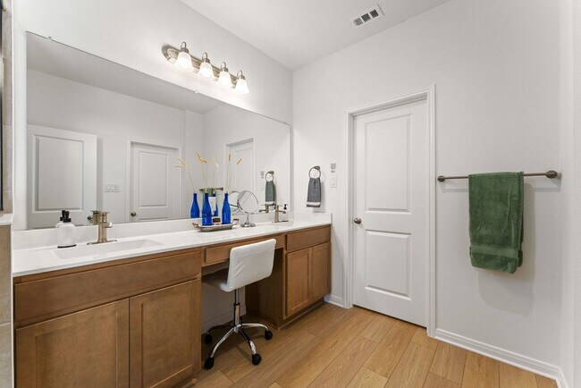 Building Photo - 2119 Hofstaat