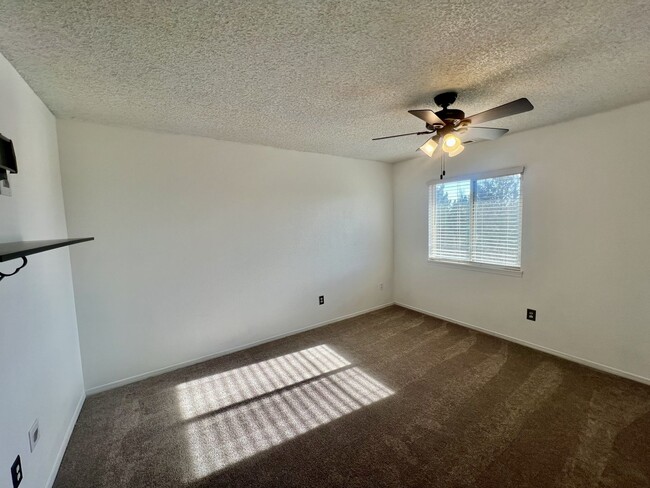 Building Photo - Charming 2 bedroom second story condo avai...