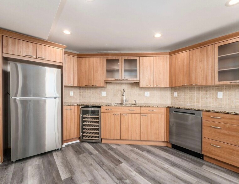 Building Photo - 1000 Urlin Ave