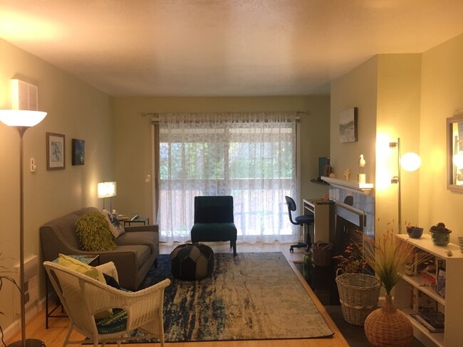 Building Photo - Fully Furnished One-Bedroom in Monterey!