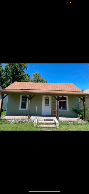 Building Photo - 114 W Charles St