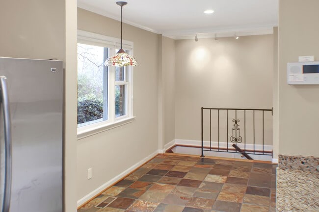 Building Photo - 4 Bedroom on 1 acre