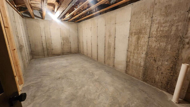 Building Photo - 5 Bedroom, 3 Full Bathroom House with 3 Ca...