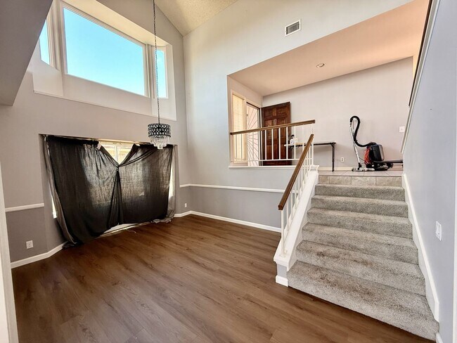 Building Photo - Large 3 bedroom home in quiet neighborhood cul-de-sac with amazing views