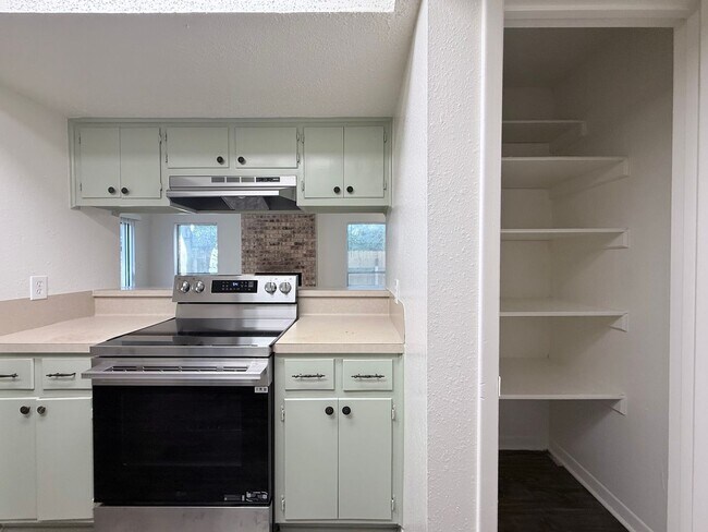 Building Photo - Minnie