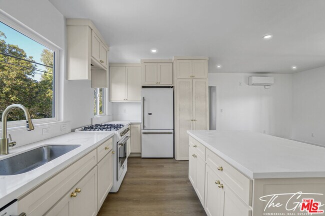 Building Photo - 599 Sunset Ct