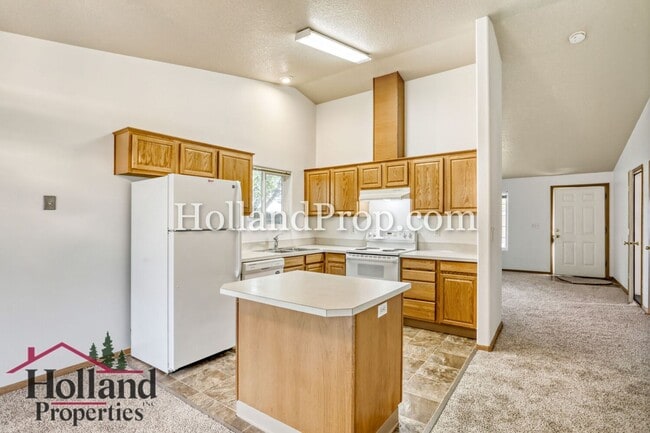 Building Photo - Lovely 2 bedroom unit with private fenced yard!