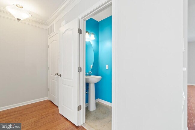 Building Photo - 2261 Kew Gardens Dr