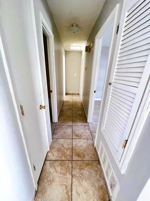 Building Photo - 2824 Meadowbrook Dr