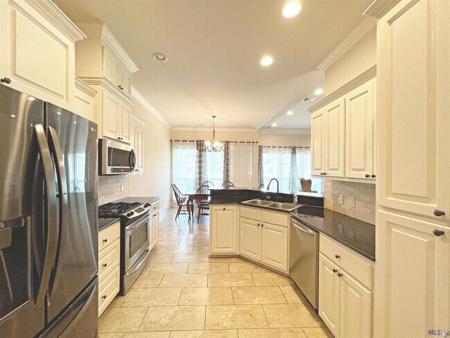 Building Photo - 3 Bedroom House in Gated Community| Community Pool