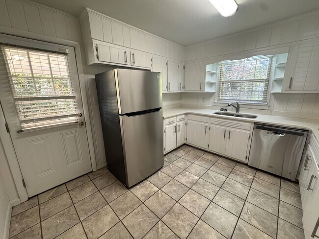 Building Photo - 5br home off S. Milledge For Rent