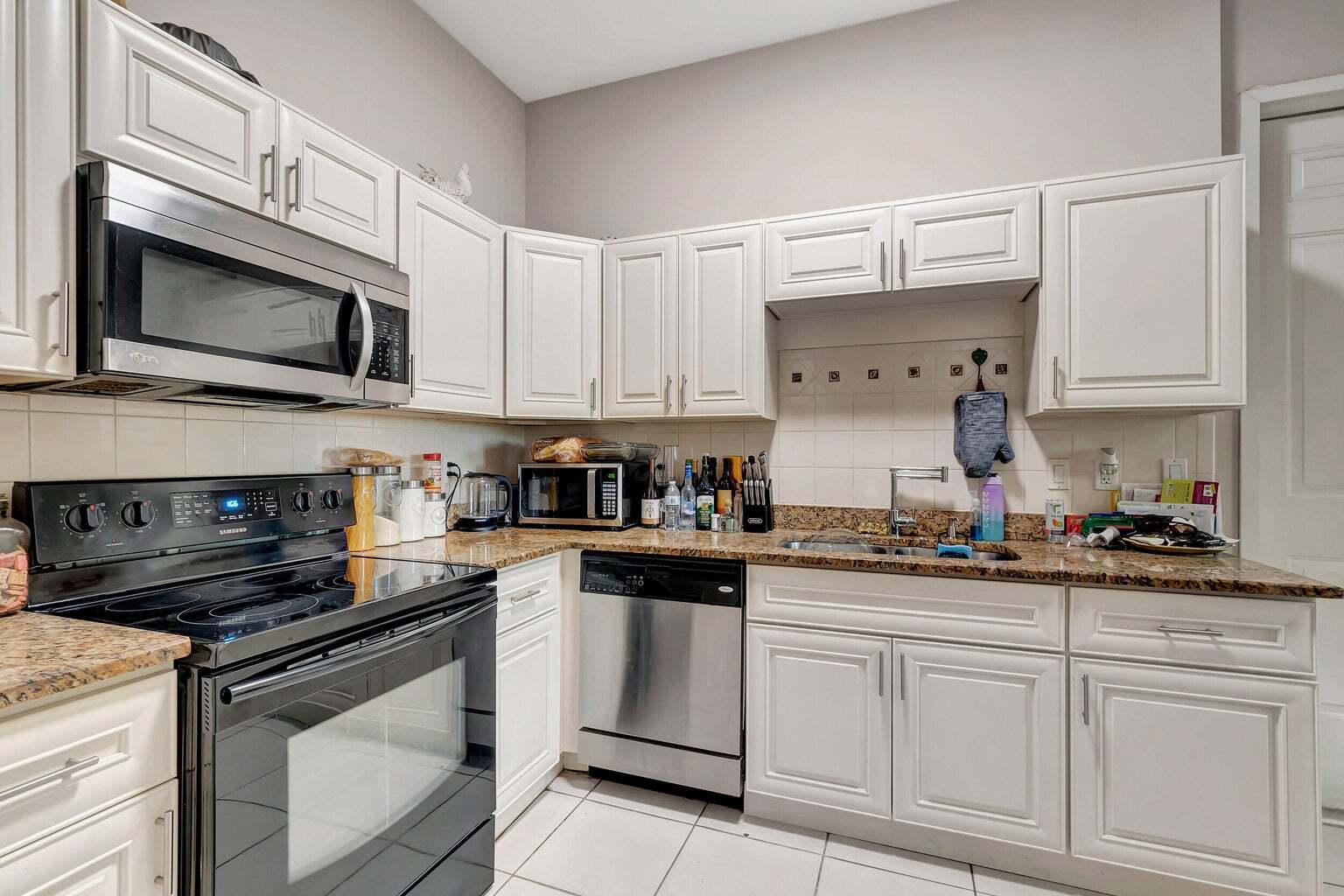 Building Photo - 2500 Venetian Ct