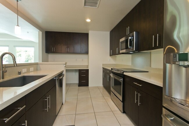 Building Photo - Wonderfully located - Three bedroom two ba...