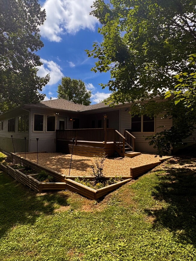 Building Photo - 723 N Lakeview Dr