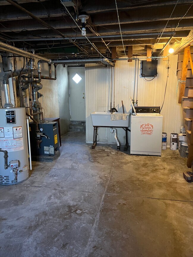 Building Photo - 2828 Sellers St