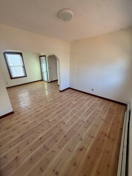 Building Photo - 569 Main St