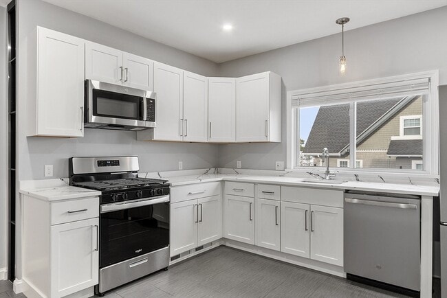 Building Photo - 17 Parker St