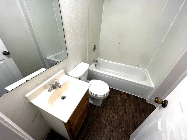Building Photo - E 9th Duplex 1