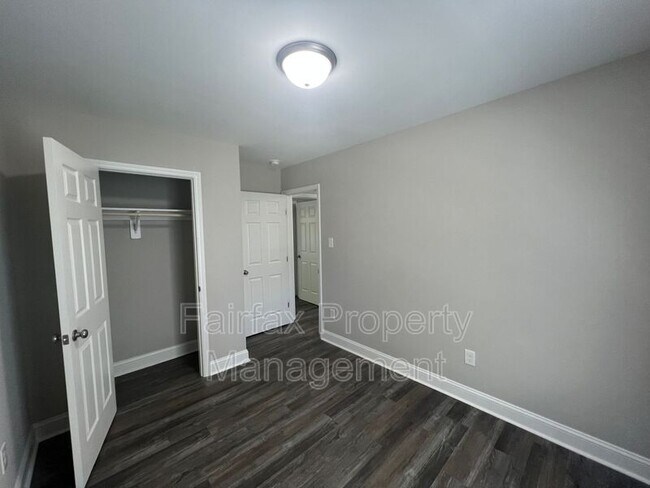 Building Photo - 2109 Hart St