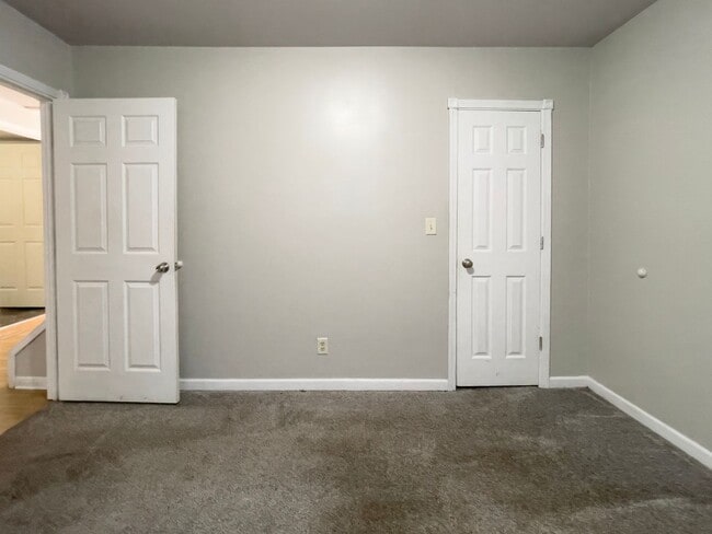 Building Photo - PRELEASING for AUGUST! Close to Campus