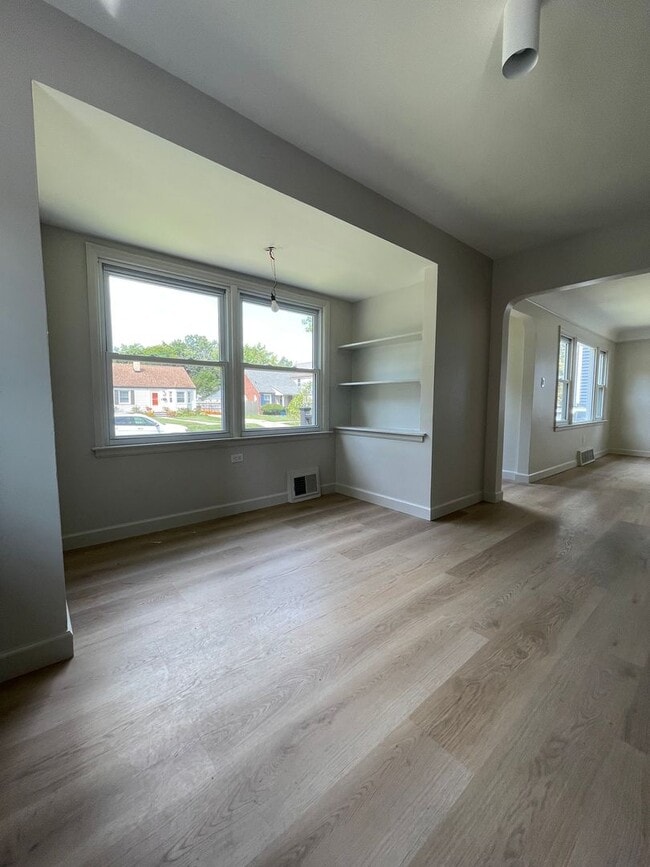 Building Photo - 3 BED 2 BATH BUNGALOW STYLE HOME IN BERKLEY ------ BACON AVE.