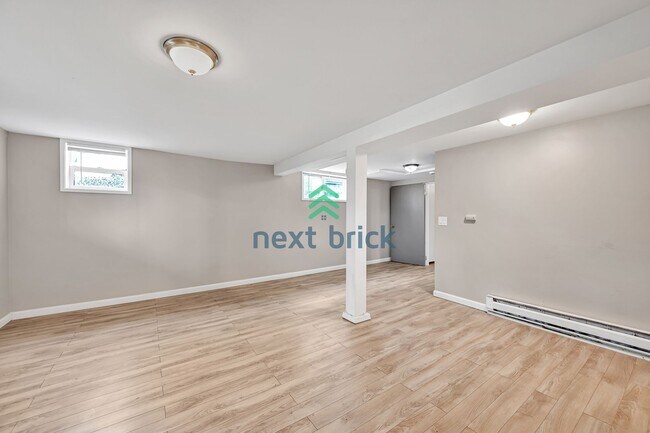 Building Photo - 4 BED & 2 BATH DUPLEX FOR RENT