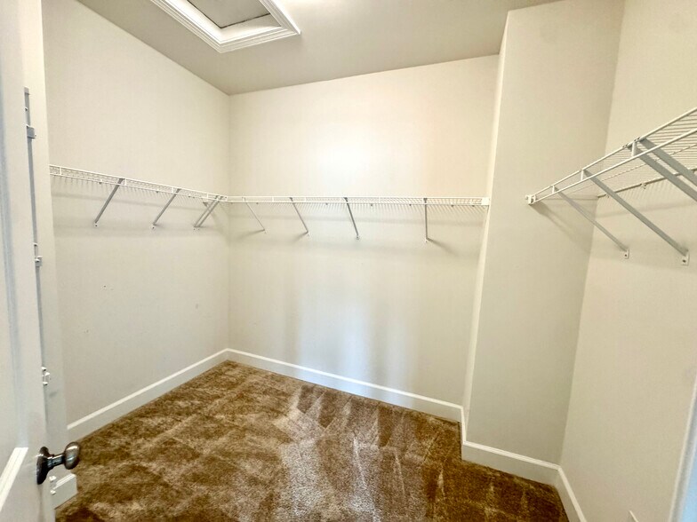 Building Photo - 5205 Ridgeview Retreat Dr