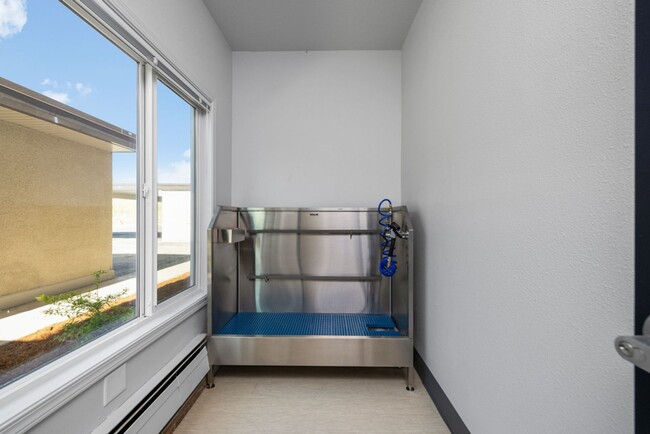 Building Photo - 2 bed 2 bath in fully renovated complex - ...