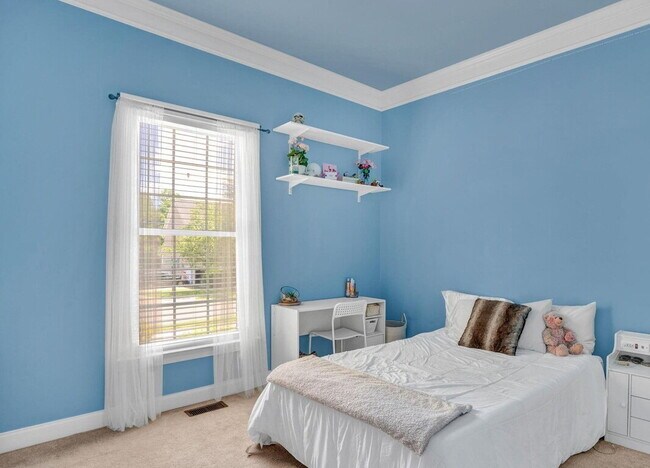 Building Photo - Sophisticated Space Designed for Comfort