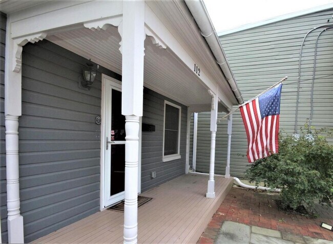 Building Photo - Updated Downtown Frederick Property in prime location available mid August!