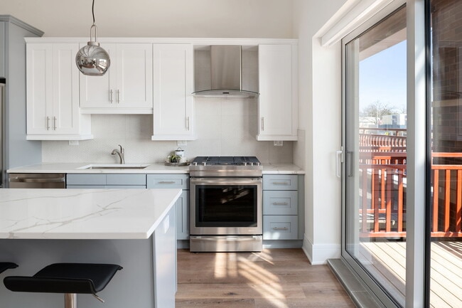 Building Photo - 1610 N Normandy Ave