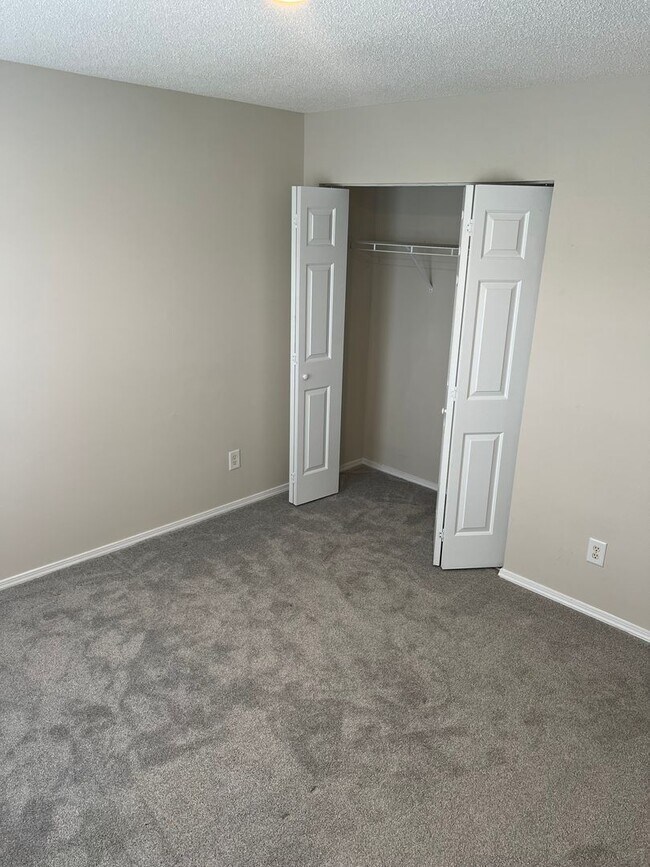 Building Photo - Spacious 3BR/3BA Townhome in Kiskadee Parke