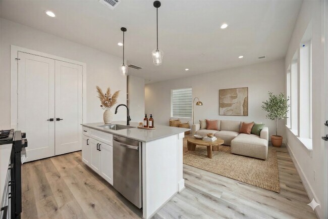 Building Photo - 6107 Campo Vista Dr