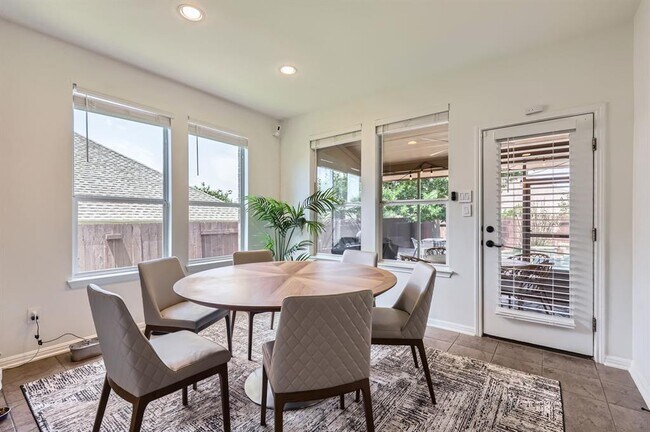 Building Photo - 4349 Green Tree Dr